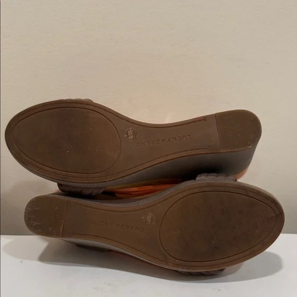 Like NEW - Lucky Brand Taupe Leather 2-3/4” Wedge Heel Sandals (sz 7) - Picture 5 of 7